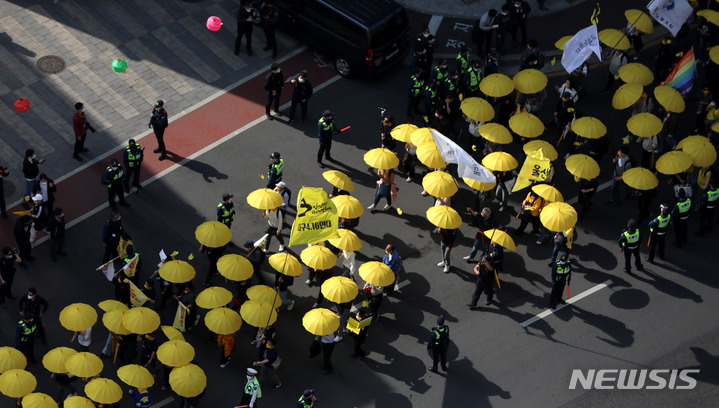 [서울=뉴시스] 추상철 기자 = 세월호 참사 8주기 국민대회 및 시민 행진이 열린 9일 오후 서울 중구 서울시의회 앞에 설치된 세월호기억공간 앞에서 참가자들이 행진을 하고 있다. 2022.04.09. scchoo@newsis.com