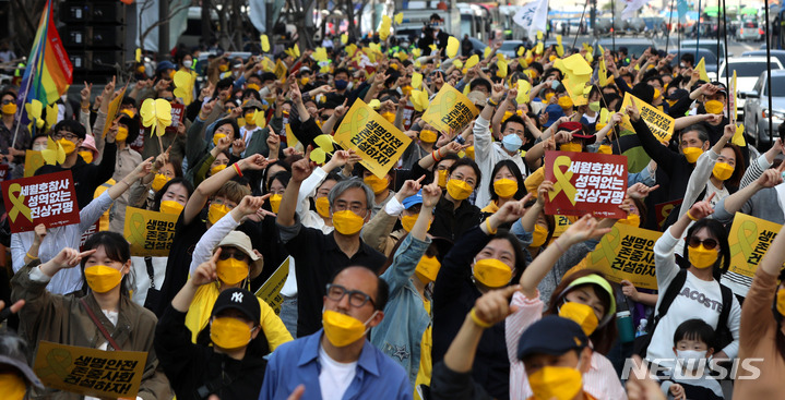 [서울=뉴시스] 추상철 기자 = 세월호 참사 8주기 국민대회 및 시민 행진이 열린 9일 오후 서울 중구 서울시의회 앞에 설치된 세월호기억공간 앞에서 행진을 마친 참가자들이 노래에 맞춰 율동을 하고 있다. 2022.04.09. scchoo@newsis.com