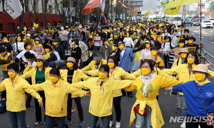 [서울=뉴시스] 추상철 기자 = 세월호 참사 8주기 국민대회 및 시민 행진이 열린 9일 오후 서울 중구 서울시의회 앞에 설치된 세월호기억공간 앞에서 행진을 마친 참가자들이 노래에 맞춰 율동을 하고 있다. 2022.04.09. scchoo@newsis.com