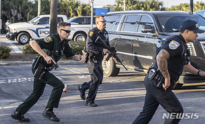 [AP/뉴시스] 총기범 신고를 받고 출동하는 미국의 남부 플로리다주의 무장경찰.&nbsp; 미 애리조나주의 소도시 빈센트에서는 모욕적인 여성노예에 관한 인종차별 농담을 문자로 주고 받은 경찰서장과 부하들이 해고되고 경찰서까지 해체되었다.&nbsp; 