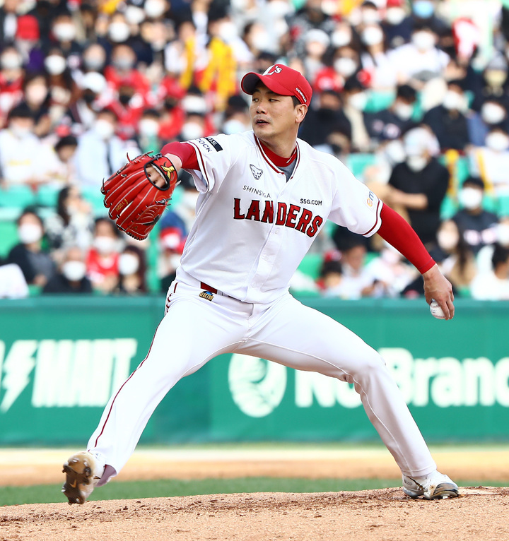 [서울=뉴시스] 배훈식 기자 = 9일 오후 인천 SSG랜더스필드에서 열린 2022 신한은행 SOL 프로야구 SSG 랜더스와 KIA 타이거즈와의 경기에 등판한 김광현이 역투하고 있다. (사진=SSG 랜더스 제공) 2022.04.09. photo@newsis.com *재판매 및 DB 금지