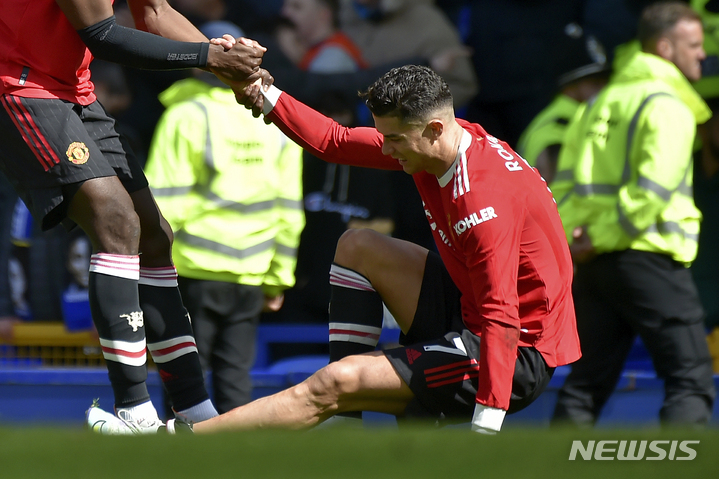 [리버풀=AP/뉴시스] 맨체스터 유나이티드의 크리스티아누 호날두(오른쪽)가 9일(한국시간) 영국 리버풀 구디슨 파크에서 열린 에버튼과 2021~22 EPL 원정경기에서 0-1 패배가 확정된 뒤 폴 포그바의 부축을 받으며 일어나고 있다. 2022.04.10.