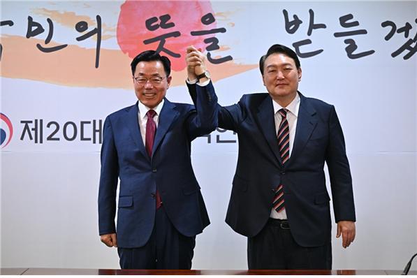 김석호 예비후보가 윤석열 대통령 당선인과 면담한 후 기념사진을 찍고 있다. (사진=김석호 선거사무소 제공) *재판매 및 DB 금지