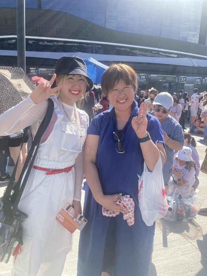 [라스베이거스=뉴시스] 9일 오후 방탄소년단 콘서트장 얼리전트 스타디움 앞에서 만난 캐나다 거주 일본인 모녀 유코와 마야 씨. 2022.04.09. photo@newsis.com *재판매 및 DB 금지