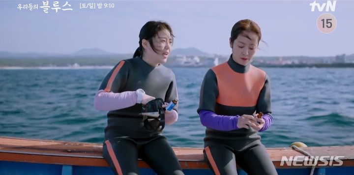 [서울=뉴시스] 조혜정, 한지민. 2022.04.010. (사진= '우리들의 블루스' 1회 캡쳐) photo@newsis.com*재판매 및 DB 금지