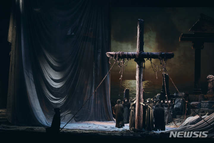 [서울=뉴시스]오페라 '아틸라' 공연사진. (사진=국립오페라단 제공) 2022.04.10. photo@newsis.com