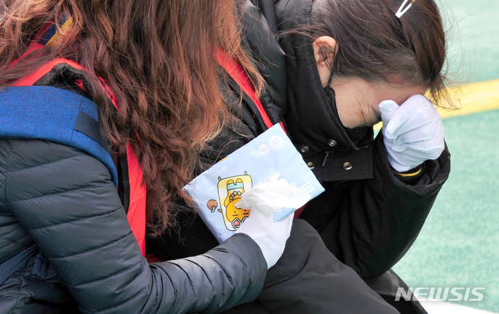 [진도=뉴시스] 이영주 기자 = 10일 오전 전남 진도군 동거차도 인근 사고 해역을 찾은 세월호 유가족들이 헌화한 뒤 오열하고 있다. 2022.04.10. leeyj2578@newsis.com