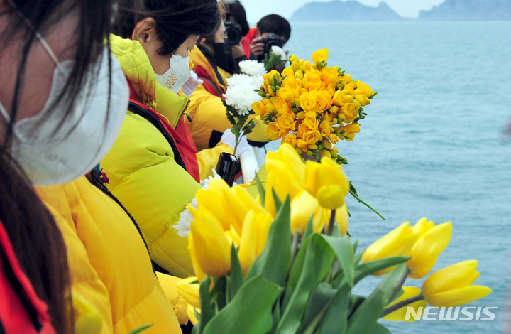 [진도=뉴시스] 이영주 기자 = 10일 오전 전남 진도군 동거차도 인근 사고 해역을 찾은 세월호 유가족들이 헌화하고 있다. 2022.04.10. leeyj2578@newsis.com