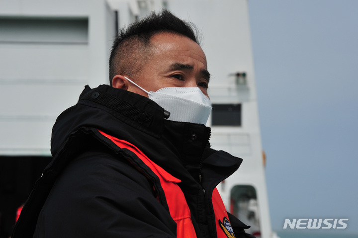 [진도=뉴시스] 이영주 기자 = 10일 오전 전남 진도군 동거차도 인근 세월호 참사 해역에서 사고 당시 구조에 참여했던 민간잠수사 강유성(52)씨가 맹골수도를 바라보고 있다. 2022.04.10. leeyj2578@newsis.com