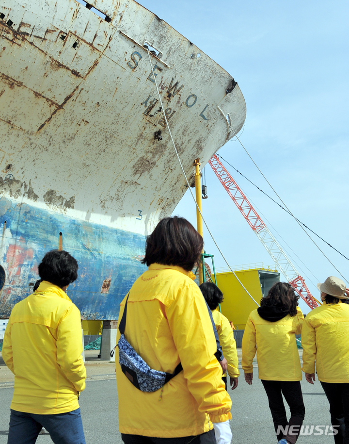 [목포=뉴시스] 이영주 기자 = 10일 오후 세월호 참사 유가족들이 전남 목포시 달동 목포신항만에서 세월호 선체를 둘러보고 있다. 2022.04.10. leeyj2578@newsis.com