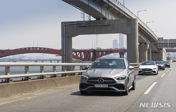[서울=뉴시스]최희정 기자= 지난 6일 벤츠코리아가 서울 여의도 서울마리나에서 파주 K필름 스튜디오까지 C클래스 완전변경 모델로 왕복 주행하는 미디어 시승회를 열었다. 여의도에서 출발할 때에는 C 300 AMG를 타고 갔다가, 파주에서 C200 아방가르드를 타고 돌아오는 코스다. 2022.04.10. dazzling@newsis.com
