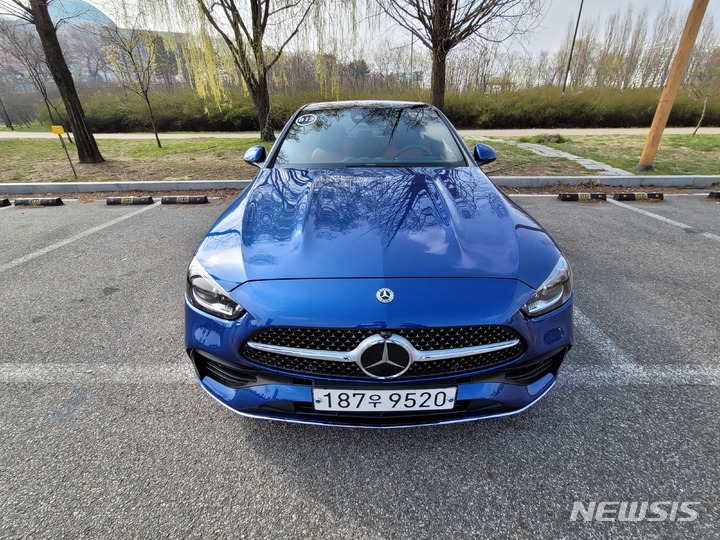 [서울=뉴시스]최희정 기자= 지난 6일 벤츠코리아가 서울 여의도 서울마리나에서 파주 K필름 스튜디오까지 C클래스 완전변경 모델로 왕복 주행하는 미디어 시승회를 열었다. 사진은 '더 뉴 C 300 AMG'가 주차돼 있는 모습. 2022.04.10. dazzling@newsis.com 