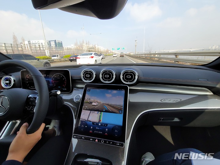 [서울=뉴시스]최희정 기자= '더 뉴 C 300 AMG'에서 증강현실(AR) 내비게이션 기능을 이용 중인 모습. 2022.04.10. dazzling@newsis.com