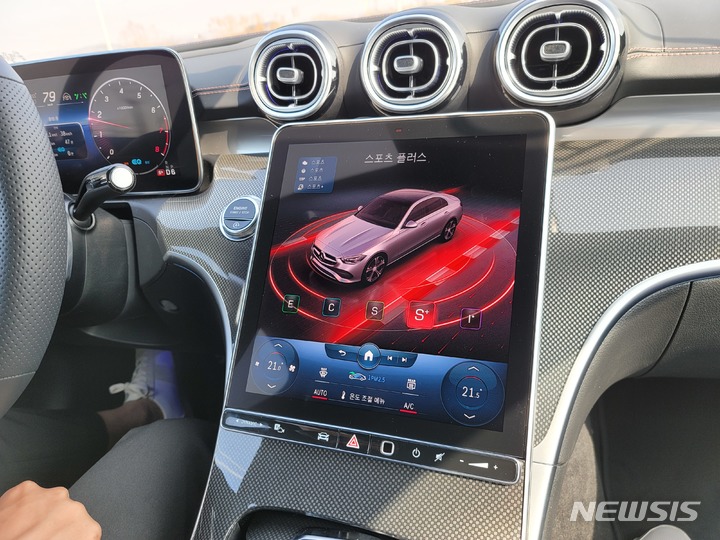 [서울=뉴시스]최희정 기자= '더 뉴 C 300 AMG'에서 스포츠플러스 모드를 이용하면 '달리는 즐거움'을 배가할 수 있다. 가속 시 '우우웅' 하는 소리와 함께 빠르게 치고 나가는데, C200에는 없는 기능이다. 2022.04.10. dazzling@newsis.com