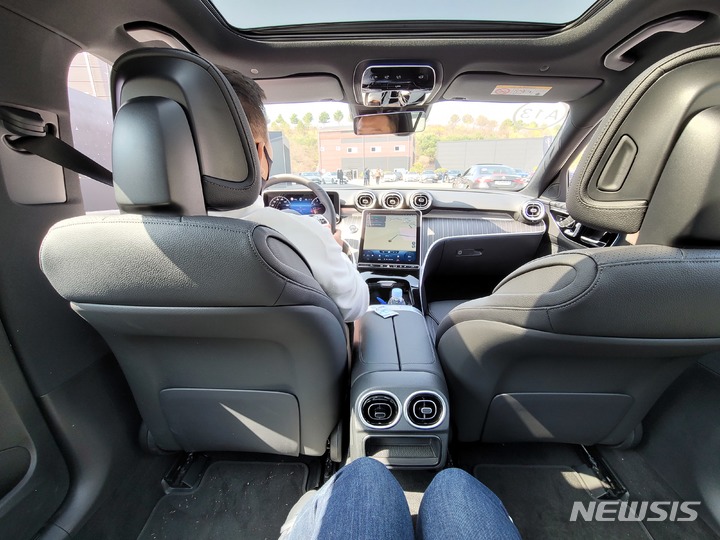 [서울=뉴시스]최희정 기자= '더 뉴 C200 4매틱 아방가르드' 뒷좌석에서 내부를 촬영한 모습. 2022.04.10. dazzling@newsis.com 