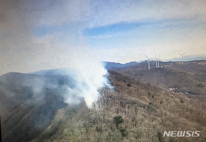 [경주=뉴시스] 이은희 기자= 10일 오후 경주 토함산 자연휴양림 인근에서 산불이 발생해 소방당국이 진화하고 있다. (사진=경주소방서 제공) 2022.4.10. photo@newsis.com
