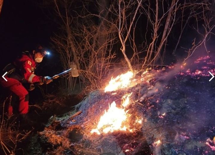 군위 산불 야간 진화. 산림청 제공 *재판매 및 DB 금지