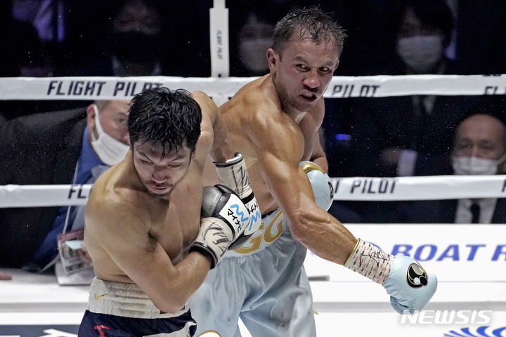 [도쿄=AP/뉴시스]한국계 복싱스타 골로프킨이 일본의 무라타 료타를 누르고 미들급 통합 챔피언에 등극했다. 2022.04.09.