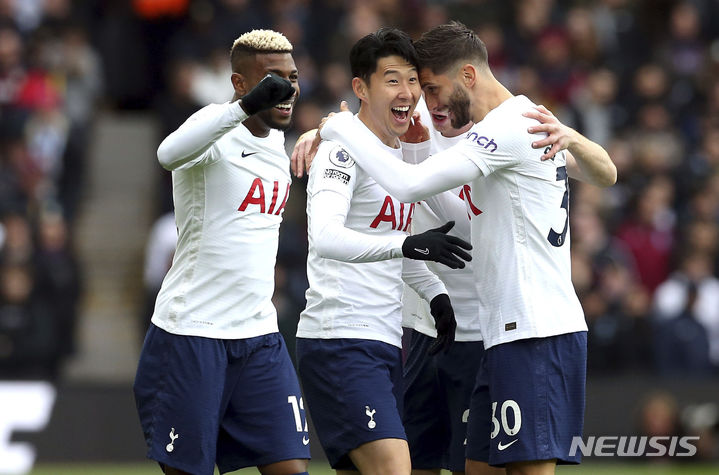 [버밍엄=AP/뉴시스] 토트넘 핫스퍼의 손흥민(가운데)이 10일(한국시간) 영국 버밍엄 빌라 파크에서 열린 아스톤 빌라와 2021~22 EPL 원정경기에서 전반 3분만에 선제골을 터뜨린 뒤 동료들의 축하를 받으며 기뻐하고 있다. 2022.04.10.