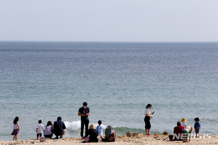 [강릉=뉴시스] 김경목 기자 = 화창한 봄날씨를 보인 지난 10일 오전 관광객들이 강원 강릉시 경포해변에서 휴식을 취하고 있다. 2022.04.10. photo31@newsis.com