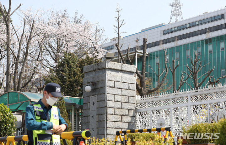 [서울=뉴시스] 백동현 기자 = 경찰이 국방부 청사에 마련될 대통령 집무실의 반경 100m 내 집회 및 시위를 금지하는 원칙을 세운 것으로 전해진 10일 오후 서울 용산구 국방부 앞에서 한 경찰이 근무하고 있다. 2022.04.10. livertrent@newsis.com