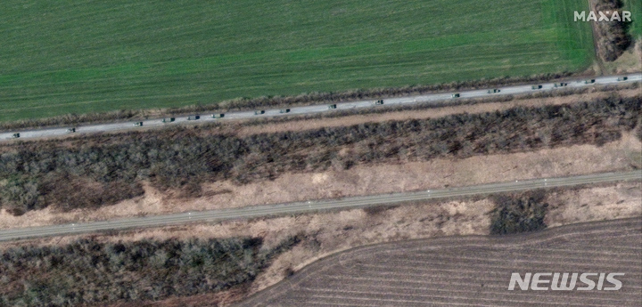 [벨리키부르루크(우크라이나)=AP/뉴시스] 10일(현지시간) 막사 테크놀로지가 공개한 지난 8일 촬영 사진에서 러시아군 호송대가 우크라이나 북동부 하르키우 동부 벨리키부르루크를 지나는 모습. 2022.04.10