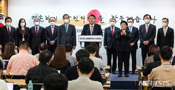 [서울=뉴시스] 인수위사진기자단 =  윤석열 대통령 당선인이 10일 오후 서울 종로구 통의동 제20대 대통령직인수위원회에서 초대 내각 명단을 발표하고 있다. 왼쪽부터(수어통역사 제외) 원희룡 국토교통부, 김현숙 여성가족부, 박보균 문화체육관광부, 추경호 경제부총리 겸 기획재정부 장관 후보자, 한덕수 국무총리 후보자, 윤 당선인, 이종섭 국방부, 이창양 산업통상부, 정호영 보건복지부, 이종호 과학기술정통부 장관 후보자. 2022.04.010.  photo@newsis.com