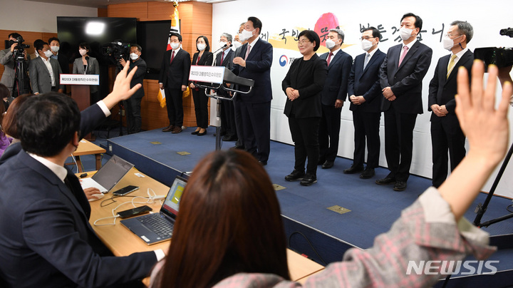 [서울=뉴시스] 인수위사진기자단 = 윤석열 대통령 당선인이 10일 오후 서울 종로구 통의동 제20대 대통령직인수위원회에서 초대 내각 명단을 발표 후 취재진 질문을 받고 있다. 왼쪽부터(수어통역사 제외) 원희룡 국토교통부, 김현숙 여성가족부, 박보균 문화체육관광부, 추경호 경제부총리 겸 기획재정부 장관 후보자, 한덕수 국무총리 후보자, 윤 당선인, 이종섭 국방부, 이창양 산업통상부, 정호영 보건복지부, 이종호 과학기술정통부 장관 후보자. 2022.04.010. photo@newsis.com