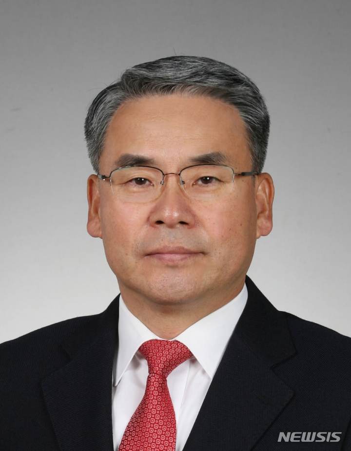 [서울=뉴시스] 조성우 기자 = 윤석열 대통령 당선인이 10일 서울 종로구 통의동 인수위 사무실에서 기자회견을 열고 경제부총리 겸 기획재정부 장관을 포함한 장관 후보자 8명에 대한 내각 인선안을 직접 발표했다. 사진은 이종섭 국방부 장관 후보자. (사진=당선인 대변인실 제공) 2022.04.10. photo@newsis.com