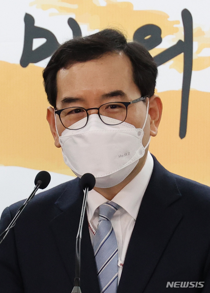 [서울=뉴시스] 인수위사진기자단 = 이창양 산업통상부 장관 후보자가 10일 오후 서울 종로구 통의동 대통령직인수위원회 열린 윤석열 정부 8개 부처의 장관 후보자 인선 발표 기자회견에 참석해 기자들의 질문에 답하고 있다 . 2022.04.10. photo@newsis.com