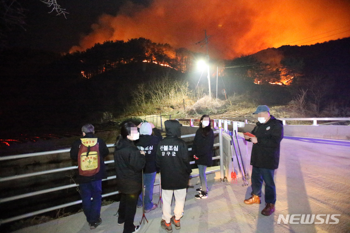 [양구=뉴시스] 김경목 기자 = 10일 오후 강원 양구군청 공무원들이 양구읍 송청리 야산에서 발생한 산불이 민가로 내려오는 상황에 대비하고 있다. 2022.04.10. photo31@newsis.com