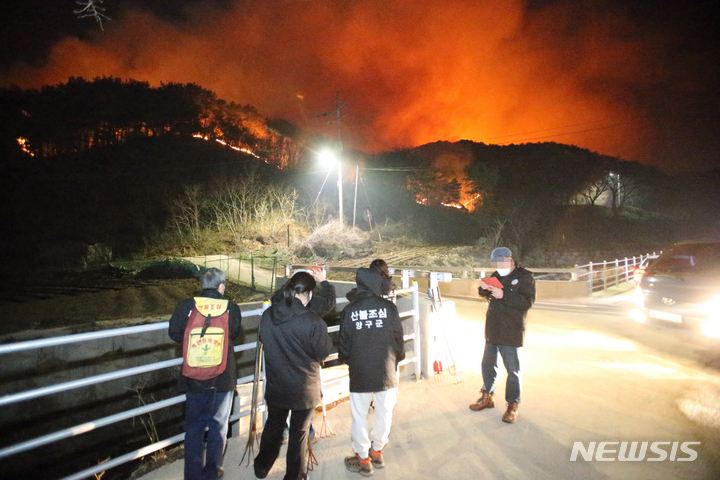 [양구=뉴시스] 김경목 기자 = 10일 오후 강원 양구군청 공무원들이 양구읍 송청리 야산에서 발생한 산불이 민가로 내려오는 상황에 대비하고 있다. 2022.04.10. photo31@newsis.com