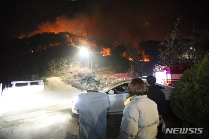 [양구=뉴시스] 김경목 기자 = 10일 오후 강원 양구군 양구읍 송청리 야산에서 원인이 밝혀지지 않은 불이 나 번지면서 깜깜한 밤하늘을 붉은 화염으로 물들이고 있다. 주민들이 불길이 번지자 걱정하며 산불 상황을 유심히 지켜보고 있다. 2022.04.10. photo31@newsis.com