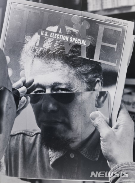 [서울=뉴시스]곽덕준, 클린턴 곽-1, 1999, 인화지 흑백사진, 400x300 cm, 국립현대미술관 소장 (1)