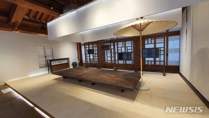 [전주=뉴시스]윤난슬 기자 = 한국전통문화전당 전주공예품전시관이 봄맞이 새 단장을 통해 전주한옥마을 관광객을 맞이한다. 사진 다목적관.(사진=전당 제공) 