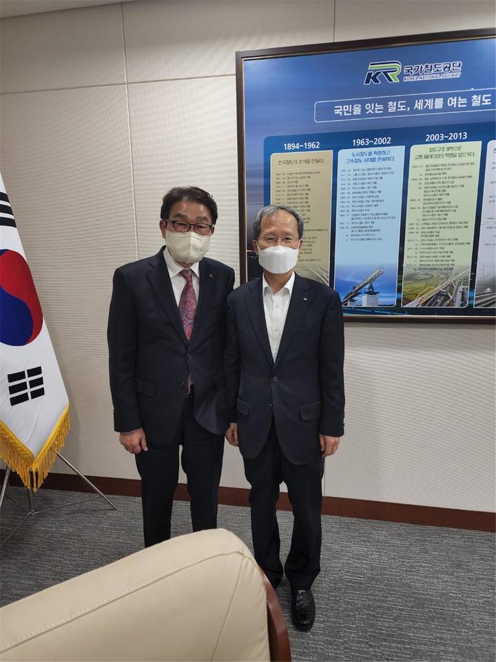 김일권(왼쪽) 시장이 물금역 KTX 정차 추진을 위해 김한영 국가철도공단 이사장과 면담하고 있다. *재판매 및 DB 금지