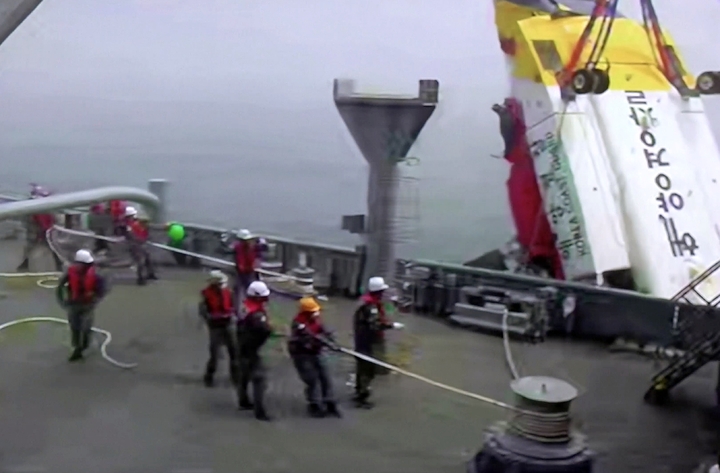 [제주=뉴시스] 우장호 기자 = 11일 오후 제주 마라도에서 남서쪽으로 약 370㎞ 떨어진 동중국해역에서 사고로 추락한 남해지방해양경찰청 소속 S-92 헬기 동체를 해군 광양함이 인양하고 있다. 지난 8일 작전을 마치고 돌아오던 중 헬기가 추락해 부기장 등 3명이 숨지고 기장은 극적으로 생존했다. (사진=해양경찰청 제공) 2022.04.11. woo1223@newsis.com&nbsp; *재판매 및 DB 금지