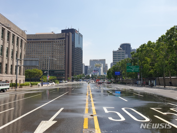 [서울=뉴시스]서울시가 12일 도로 중앙선에 설치된 '쿨링로드'를 이달 본격 가동한다고 밝혔다. (사진=서울시 제공). 2022.04.12. photo@newsis.com