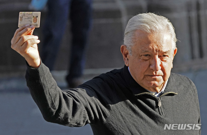 [멕시코시티=AP/뉴시스]안드레스 마누엘 로페스 오브라도르 멕시코 대통령이 10일(현지시간) 멕시코시티에서 자신에 대한 소환투표에 참여해 투표하고 있다. 이날 투표는 전체 유권자의 17∼18%만이 투표에 참여, 소환 투표가 법적 구속력을 갖추기 위한 투표율 40%의 절반에도 미치지 못한 것으로 멕시코 국립선거연구소의 초기 집계에서 나타났다. 2022.4.11