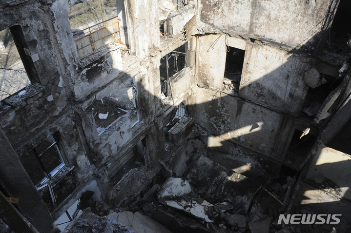 [하르키우=AP/뉴시스] 10일(현지시간) 우크라이나 하르키우의 아파트가 포격으로 파괴돼 있다. 2022.04.11.