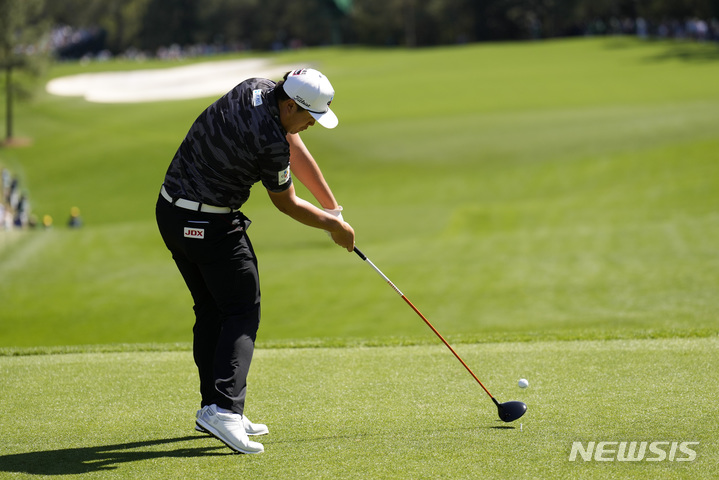 [오거스타=AP/뉴시스] 임성재가 10일(현지시간) 미 조지아주 오거스타의 오거스타 내셔널 골프클럽에서 열린 미 프로골프(PGA) 투어 마스터스 골프 최종라운드 5번 홀에서 샷하고 있다. 임성재는 최종합계 1언더파 287타 공동 8위로 대회를 마쳤다. 2022.04.11.