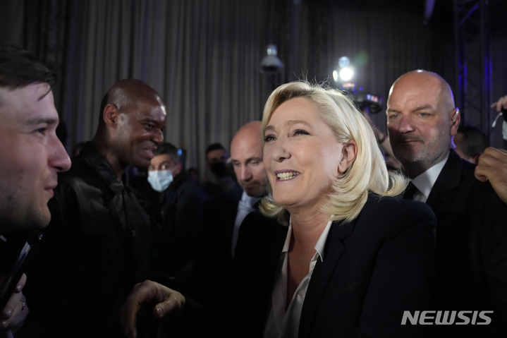 [파리=AP/뉴시스] 마린 르펜 프랑스 대통령 후보가 10일(현지시간) 파리 선거 본부에서 연설을 마친 후 지지자들과 악수하고 있다. 2022.04.11.