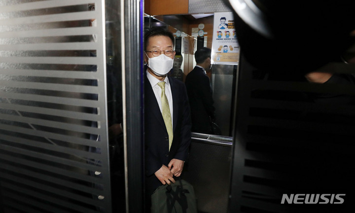 [서울=뉴시스] 홍효식 기자 = 이종호 과학기술정보통신부 장관 후보자가 인사청문회 준비를 위해 11일 오전 서울 종로구 광화문우체국에 마련된 집무실로 출근하고 있다. 2022.04.11. yesphoto@newsis.com