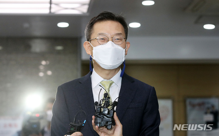 [서울=뉴시스] 홍효식 기자 = 이종호 과학기술정보통신부 장관 후보자가 인사청문회 준비를 위해 11일 오전 서울 종로구 광화문우체국에 마련된 집무실로 출근하며 취재진 질문에 답하고 있다. 2022.04.11. yesphoto@newsis.com