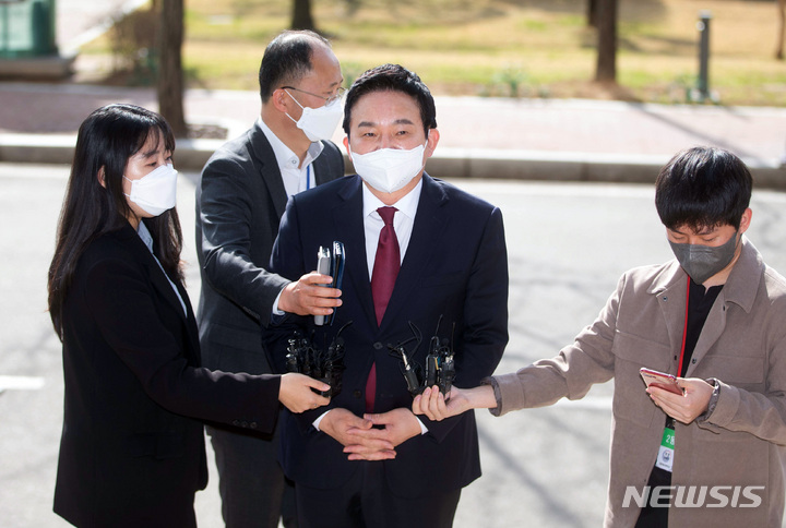 [과천=뉴시스] 이영환 기자 = 원희룡 국토교통부 장관 후보자가 11일 오전 경기 과천시 정부과천청사 2동에 마련된 청문회 준비 사무실로 출근하며 취재진의 질문에 답하고 있다. (공동취재사진) 2022.04.11. photo@newsis.com