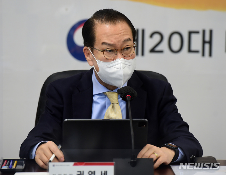 [서울=뉴시스] 인수위사진기자단 = 권영세 대통령직인수위원회 부위원장이 11일 서울 종로구 삼청동 인수위원회에서 열린 대통령직인수위원회 제5차 전체회의에서 모두발언을 하고 있다. 2022.04.11. photo@newsis.com