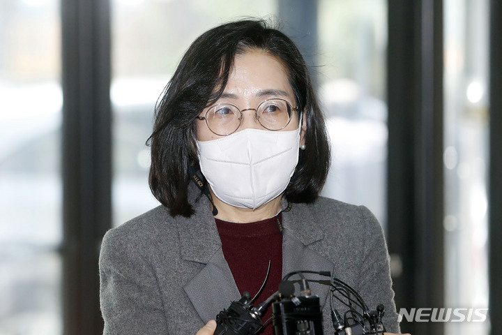 [서울=뉴시스] 최동준 기자 = 김현숙 여성가족부 장관 후보자가 지난 11일 서울 서대문구 한국청소년활동진흥원에 마련된 인사청문회 준비 사무실로 출근하며 취재진 질문에 답변하고 있다. 2022.04.11. photocdj@newsis.com