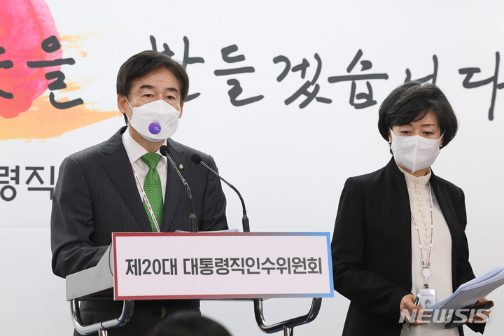 [서울=뉴시스] 인수위사진기자단 = 제20대 대통령직인수위원회 정무사법행정분과 이용호 간사(왼쪽)와 박순애 인수위원이 11일 서울 종로구 통의동 인수위 공동기자회견장에서 법적, 사회적 나이 계산법 통일에 관한 브리핑을 하고 있다. 2022.04.11. photo@newsis.com