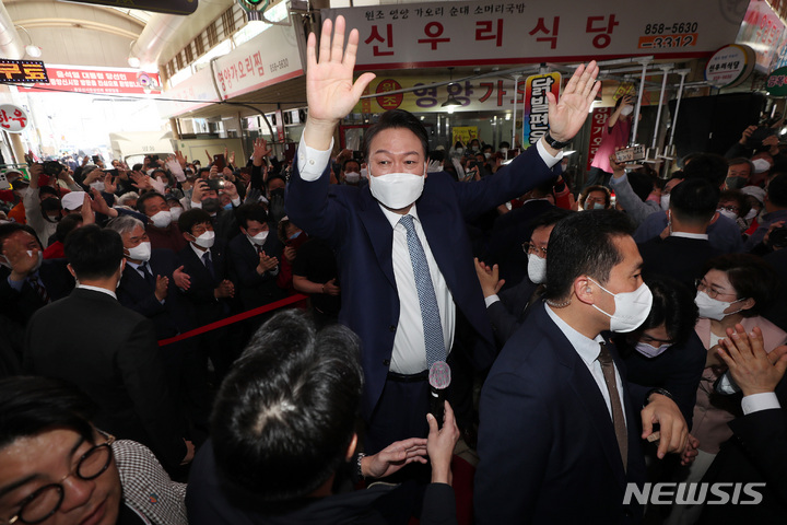 [서울=뉴시스] 인수위사진기자단 = 윤석열 대통령 당선인이 11일 경북 안동시 안동중앙신시장을 방문해 시민들의 환호에 손을 들어 화답하고 있다. 2022.04.11. photo@newsis.com
