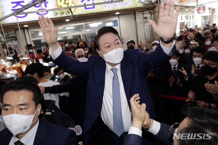 [서울=뉴시스] 인수위사진기자단 = 윤석열 대통령 당선인이 11일 경북 안동시 안동중앙신시장을 방문해 시민들의 환호에 손을 들어 화답하고 있다. 2022.04.11. photo@newsis.com